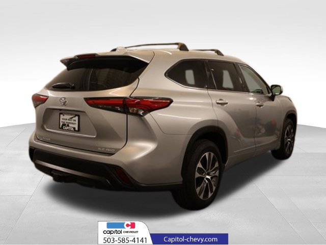 Used 2022 Toyota Highlander XLE AWD/4WD image 2
