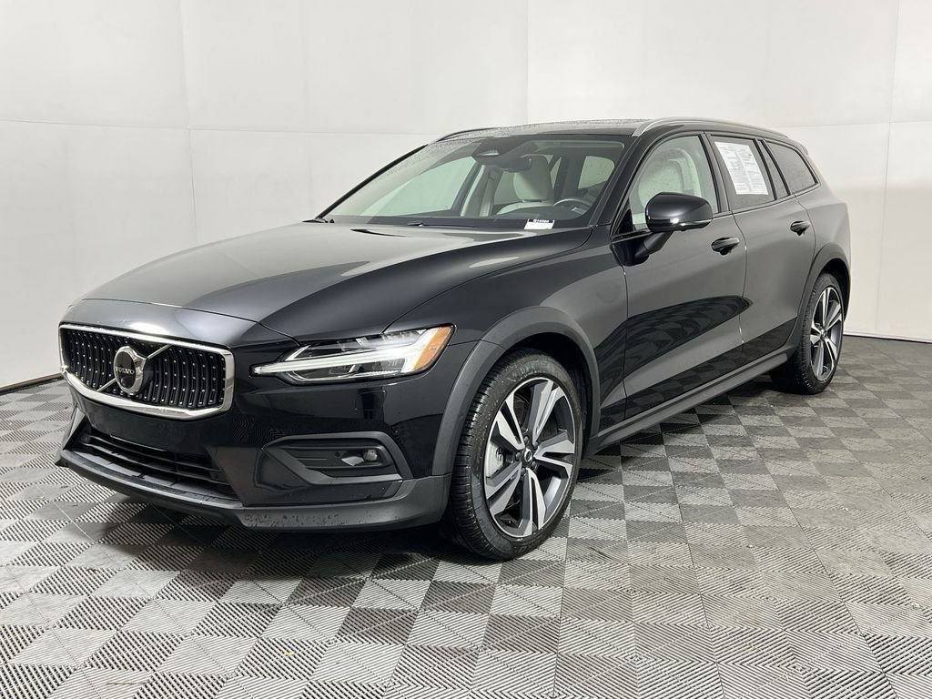 Certified 2025 Volvo V60 B5 Cross Country Plus image 8