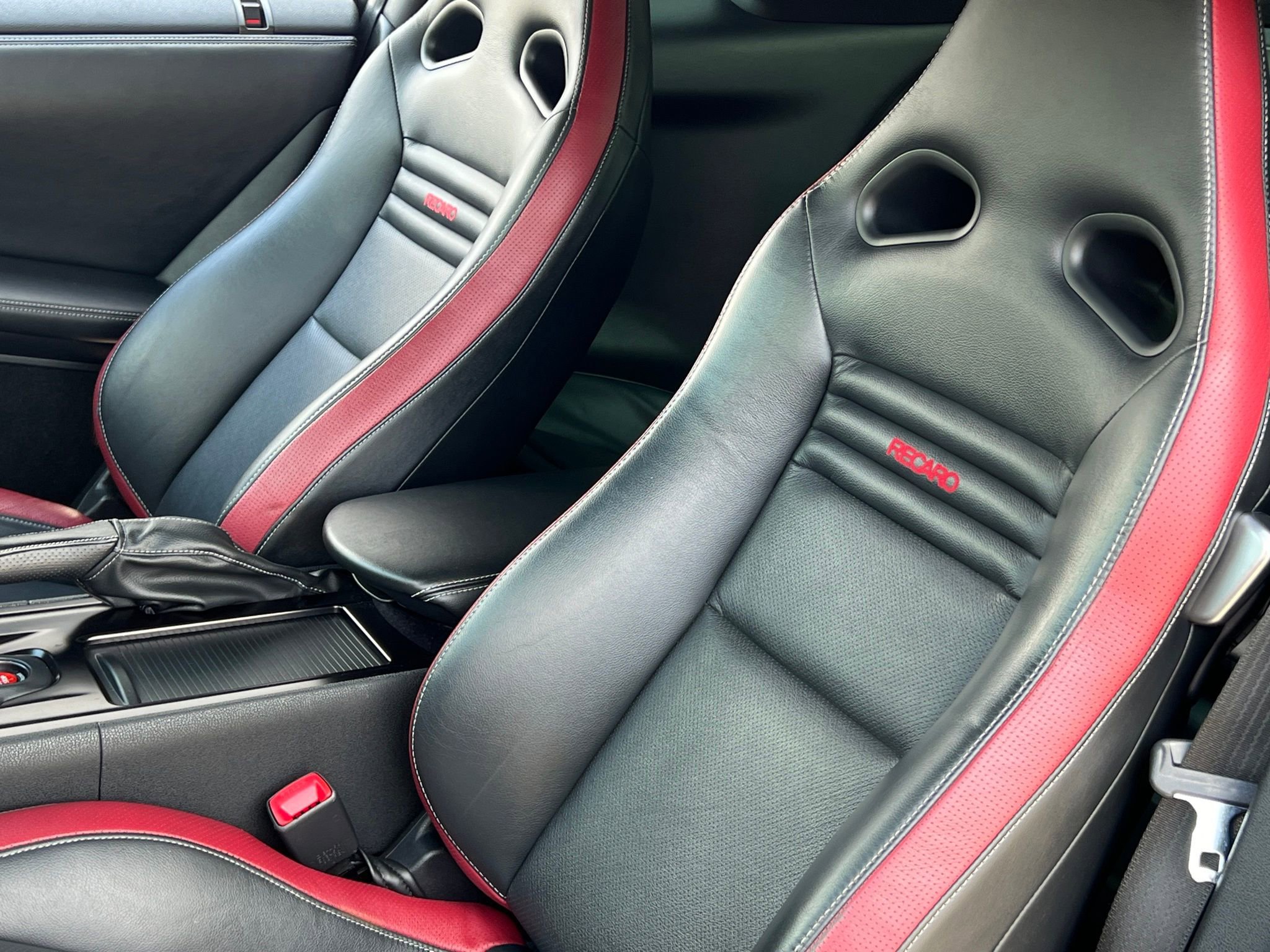 Used 2015 Nissan GT-R Black Edition image 4