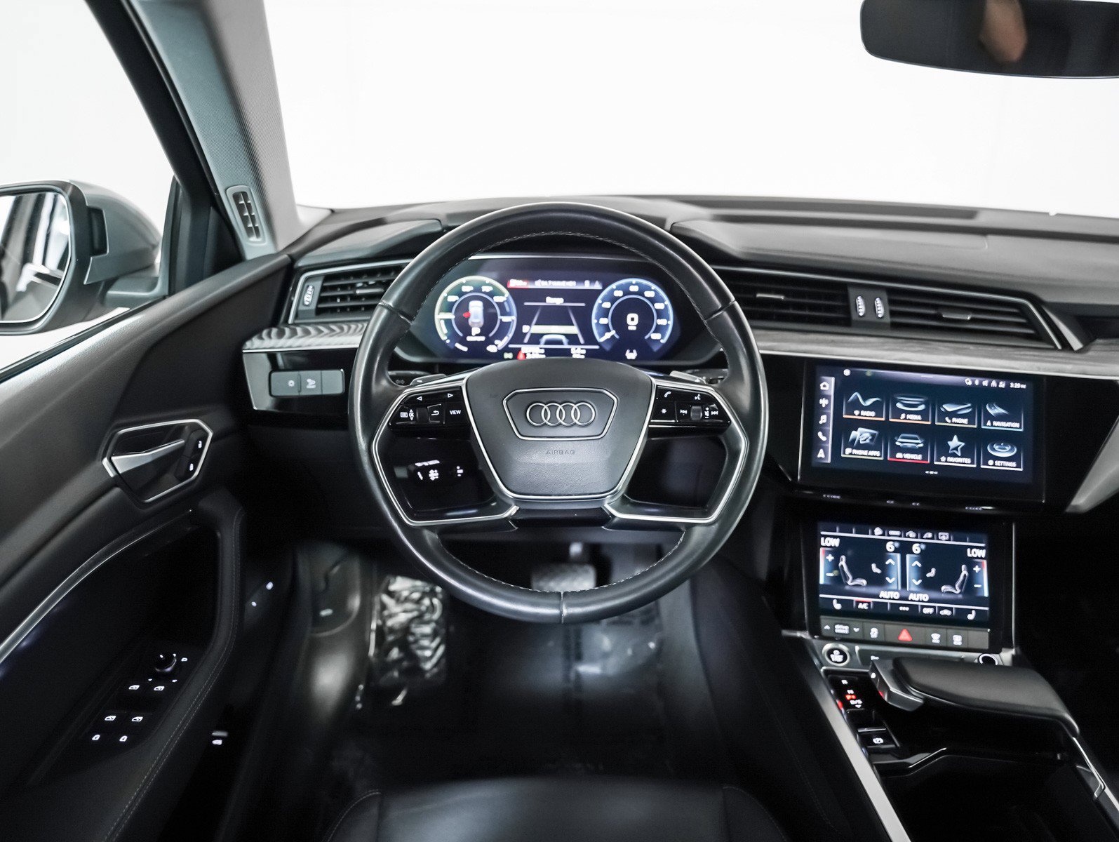 Used 2022 Audi e-tron Premium w/ Convenience Plus Package image 14