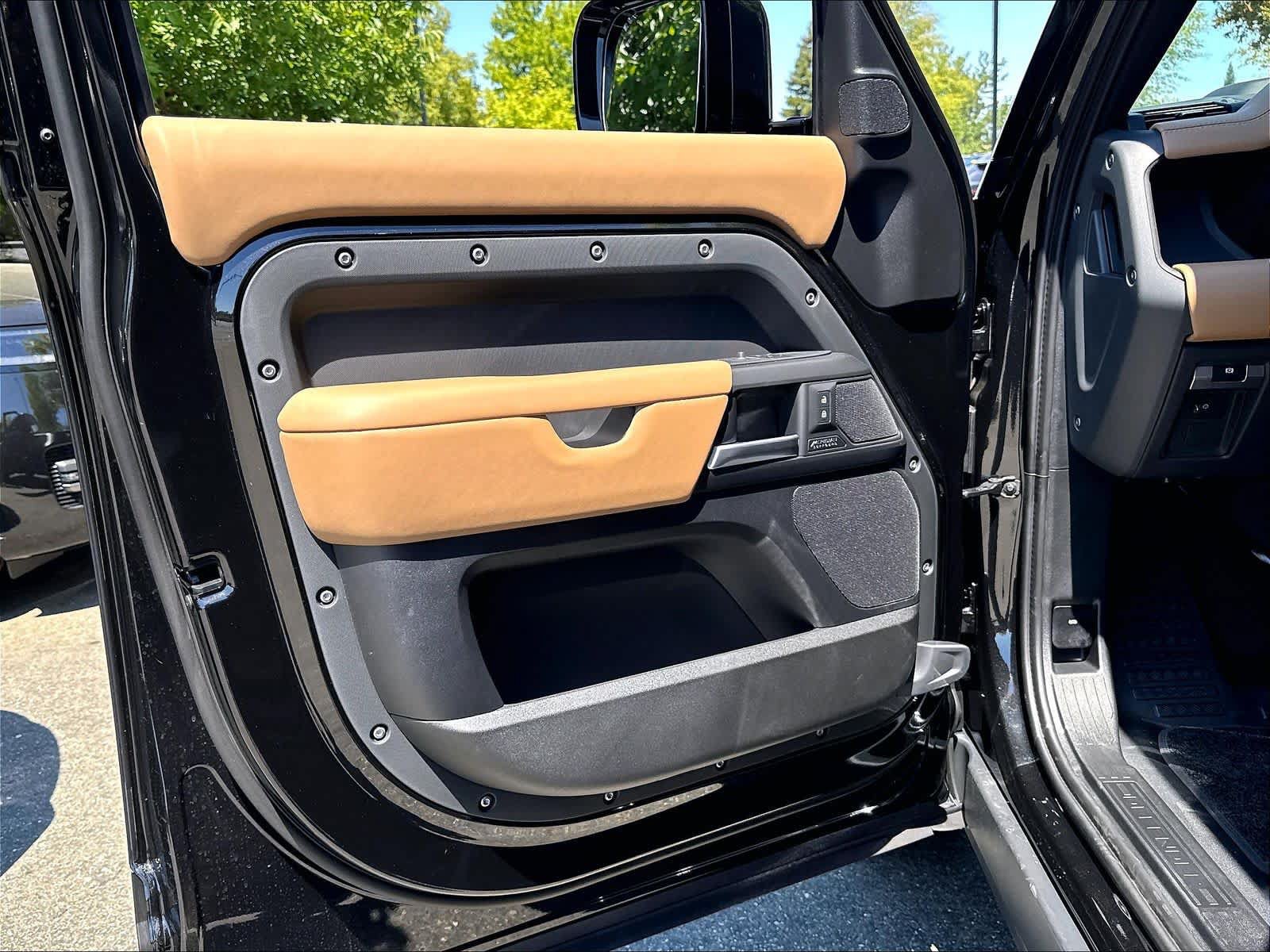 New 2026 Land Rover Defender 130 X-Dynamic SE AWD/4WD image 23