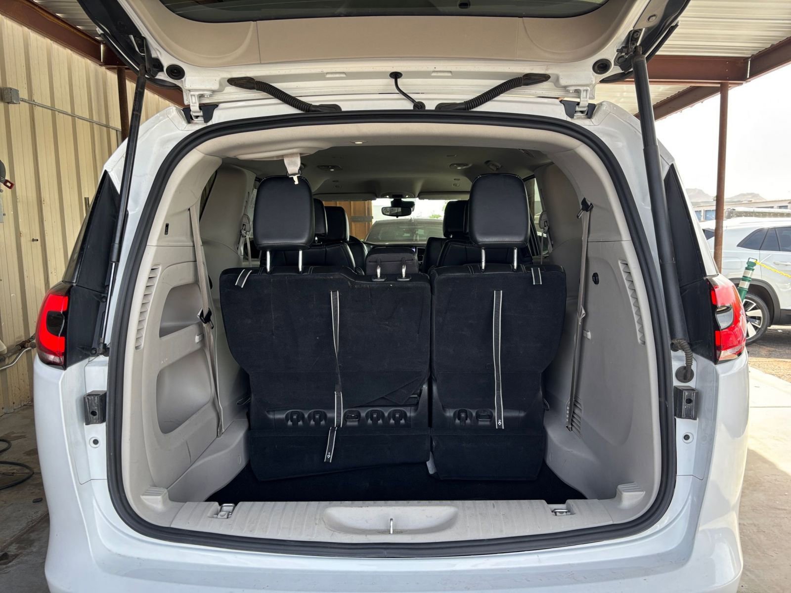 Used 2024 Chrysler Pacifica Touring-L image 34