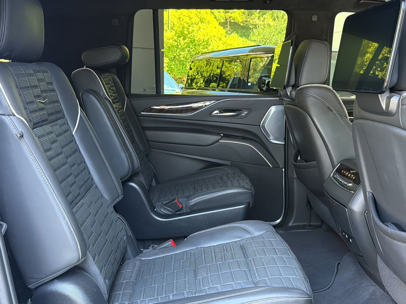 Used 2023 Cadillac Escalade ESV Sport Platinum w/ LPO, ONYX Package AWD/4WD image 31