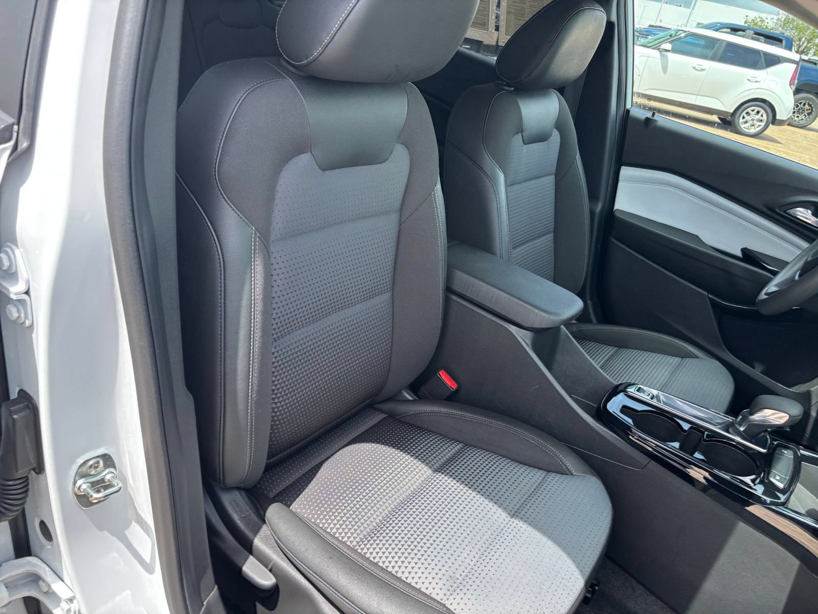 Used 2025 Chevrolet Trax LT FWD image 30