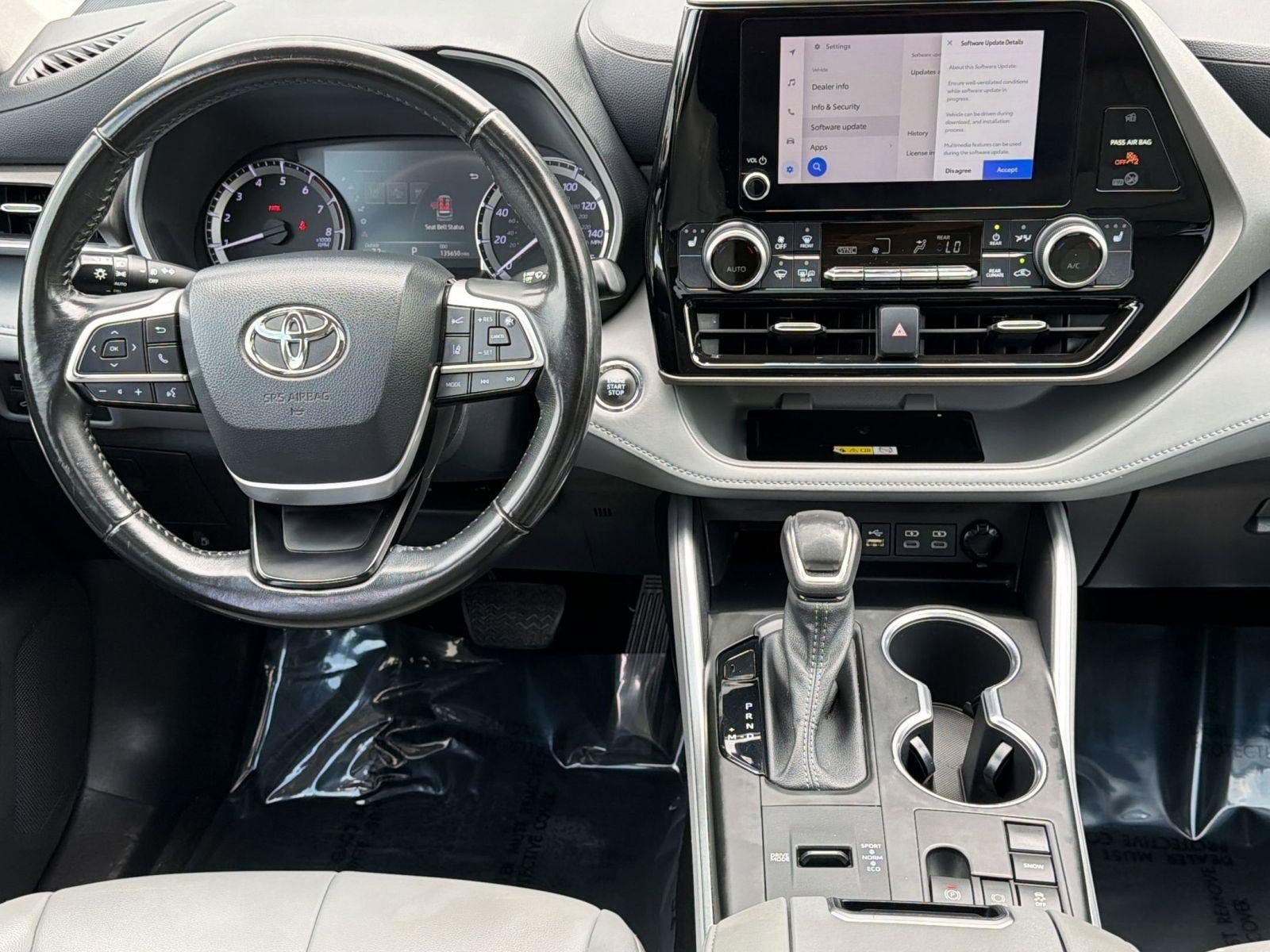 Used 2023 Toyota Highlander XLE FWD image 28