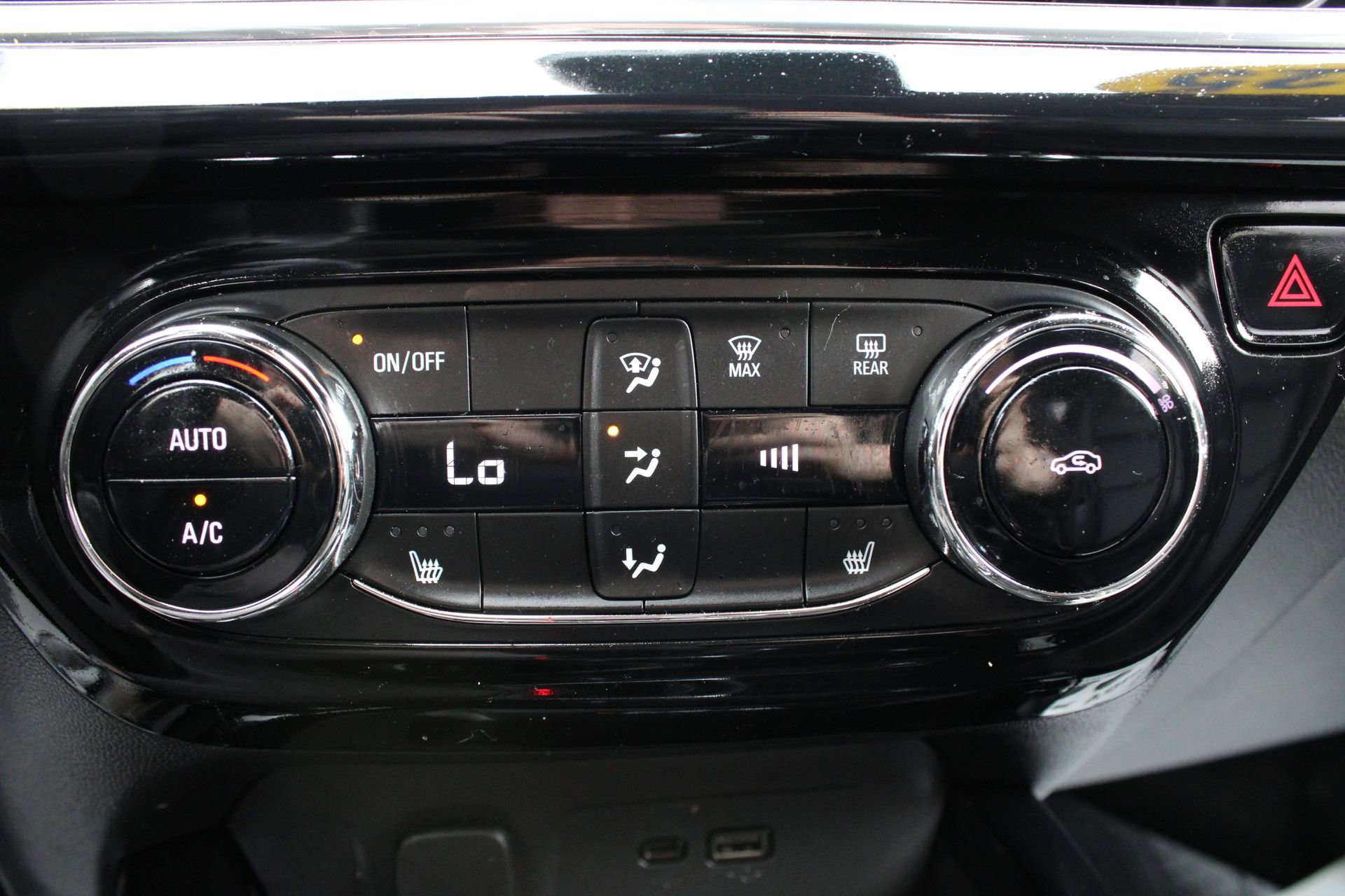 Used 2025 Chevrolet Trax RS w/ Sunroof Package image 38