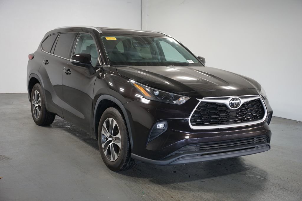 Used 2022 Toyota Highlander XLE image 3