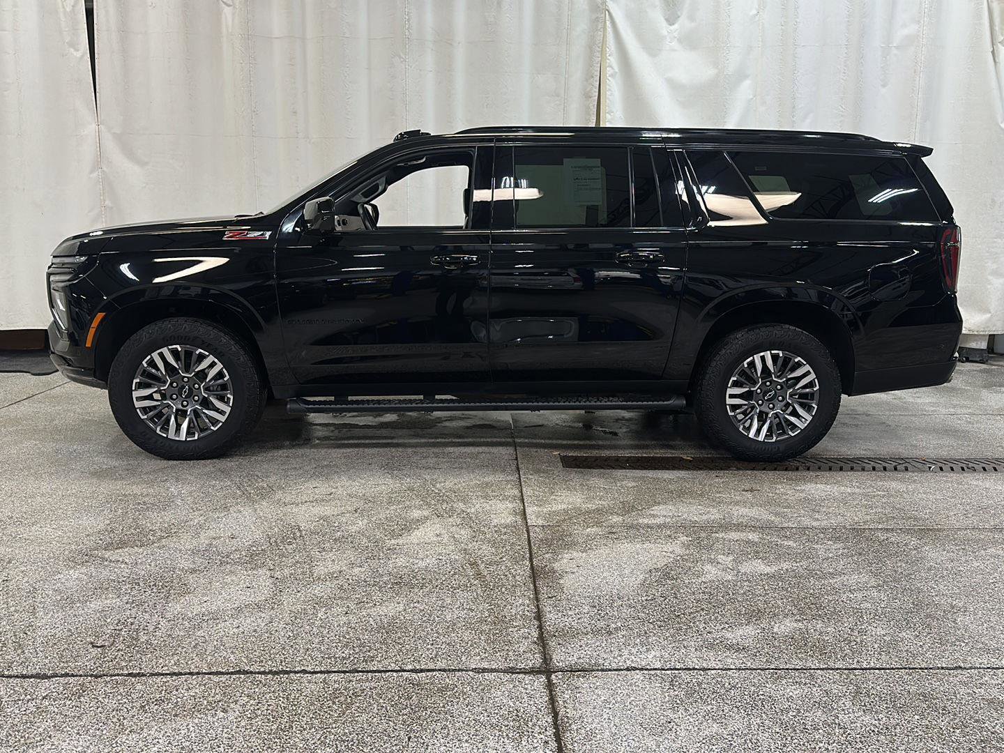 Used 2025 Chevrolet Suburban Z71 AWD/4WD image 2