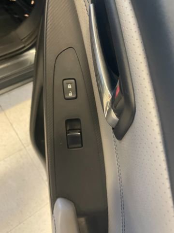 Used 2020 Toyota Yaris XLE image 17