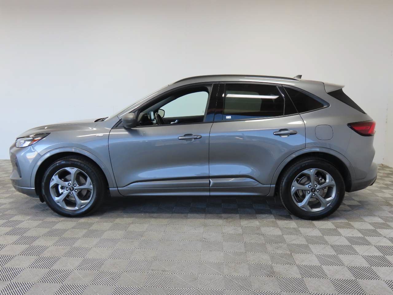 Used 2024 Ford Escape ST-Line w/ Cold Weather Package FWD image 5