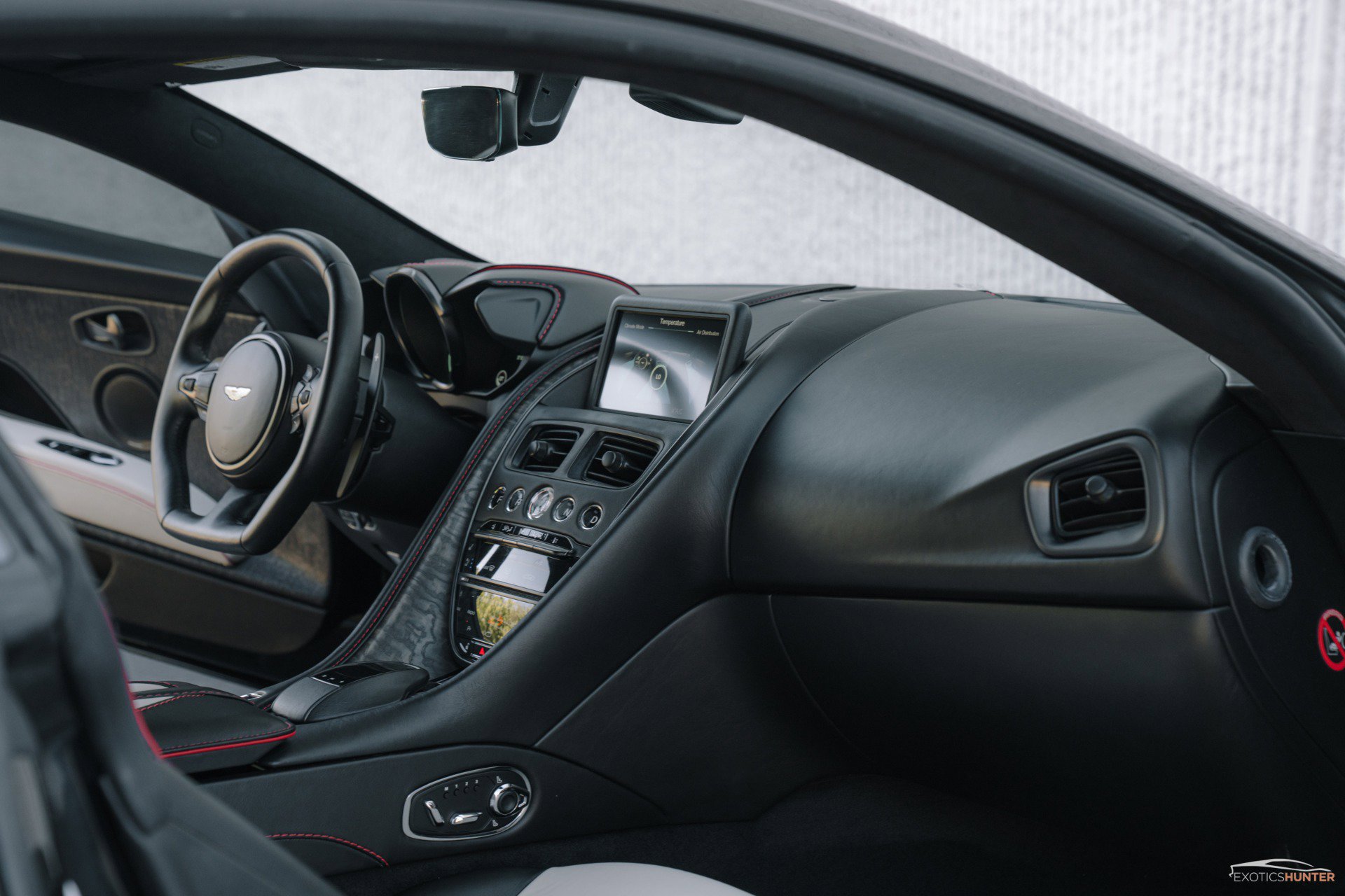 Used 2019 Aston Martin DBS Superleggera RWD image 11