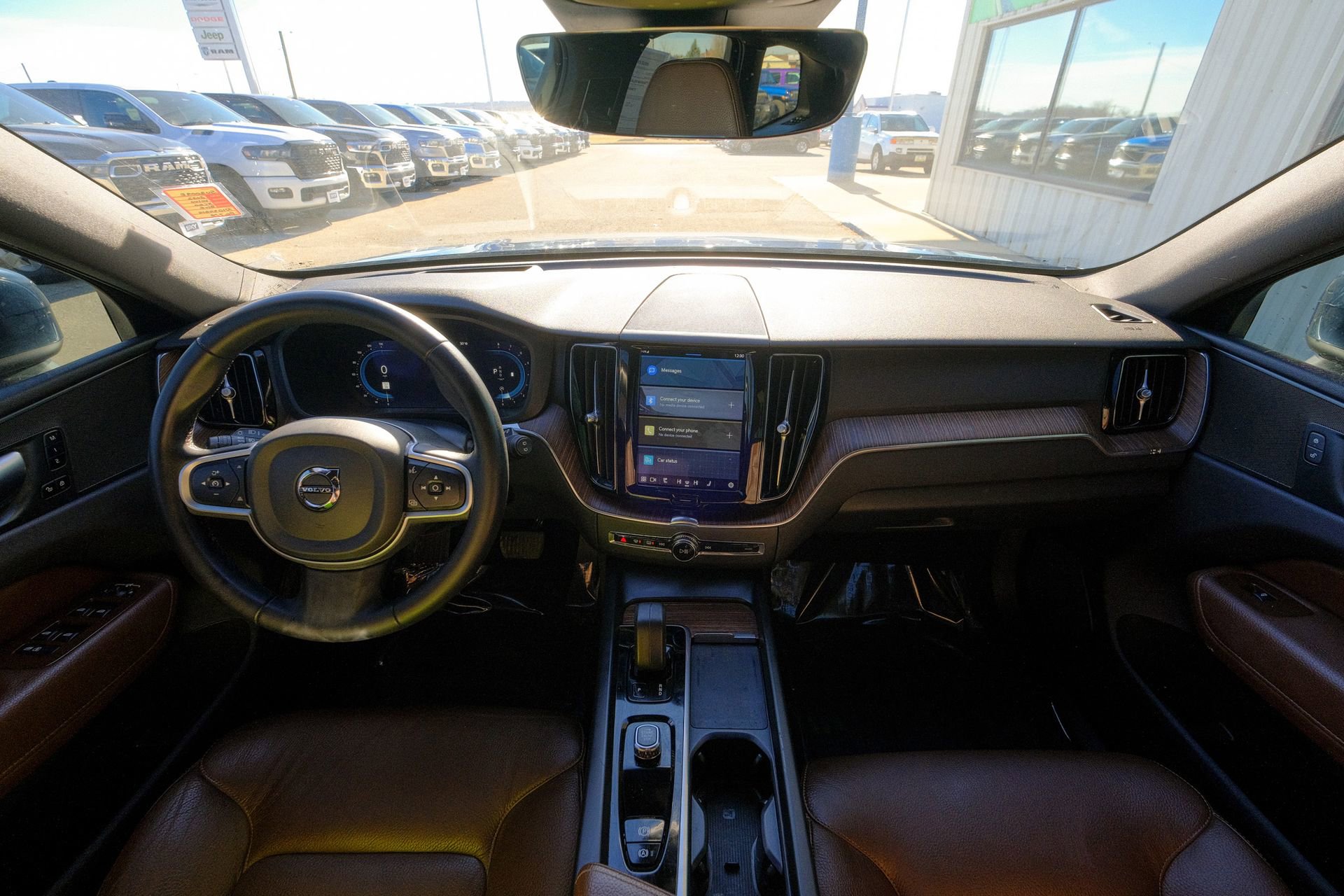 Used 2022 Volvo XC60 B5 Momentum image 32