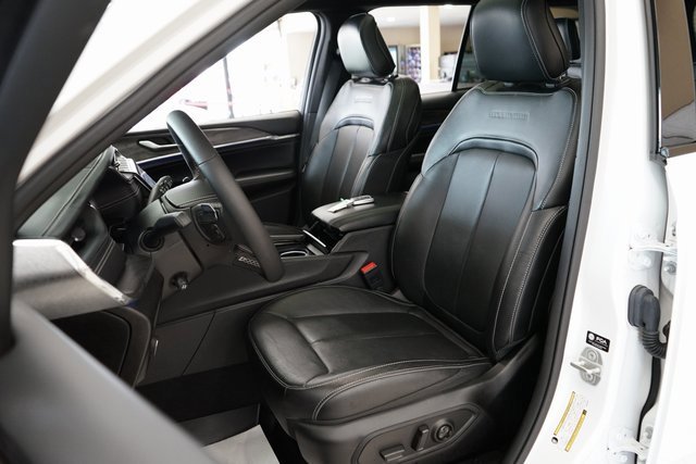 Used 2023 Jeep Grand Cherokee Overland image 2