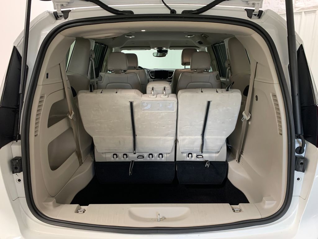 Used 2021 Chrysler Pacifica Touring-L image 22