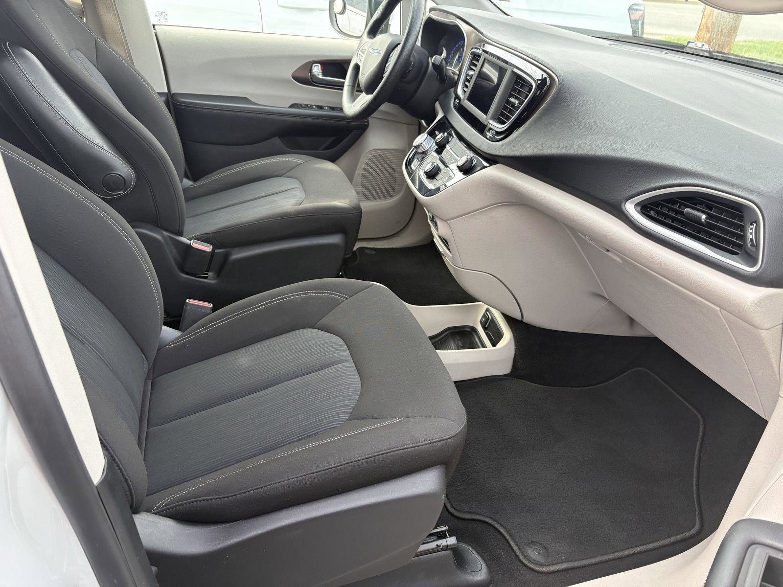Used 2020 Chrysler Voyager LX FWD image 17