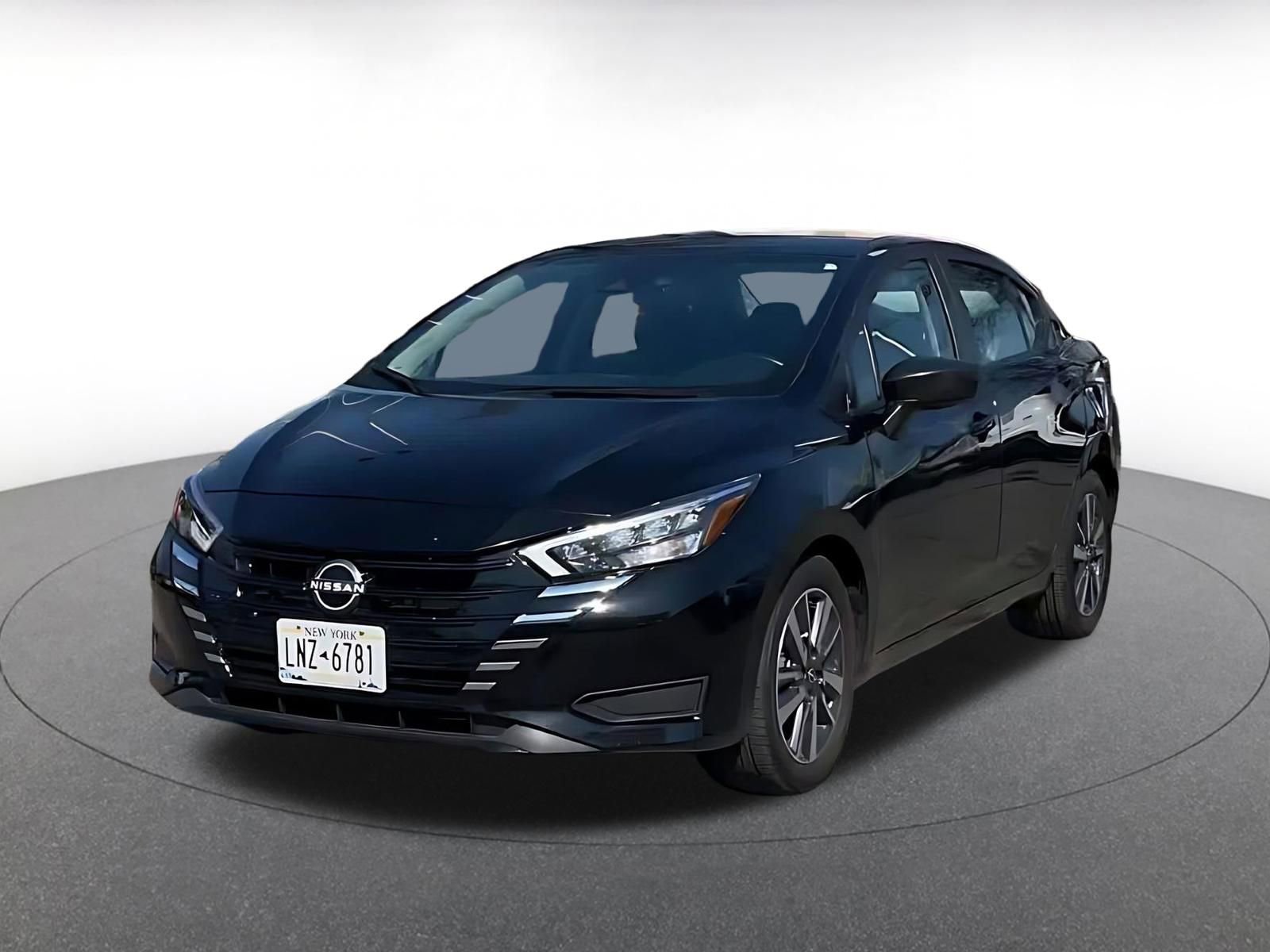 Used 2025 Nissan Versa SV image 4