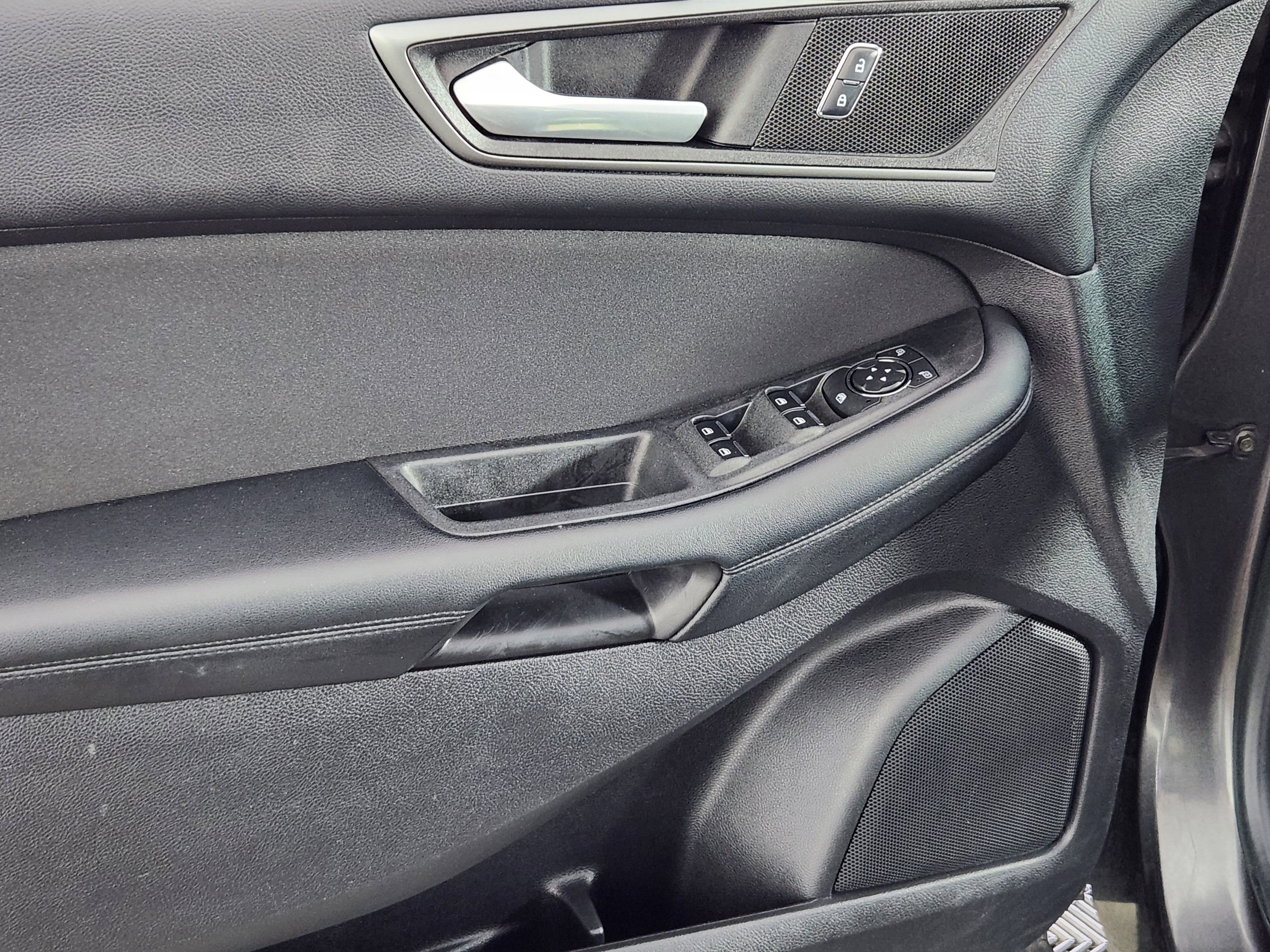 Used 2017 Ford Edge SE FWD image 16