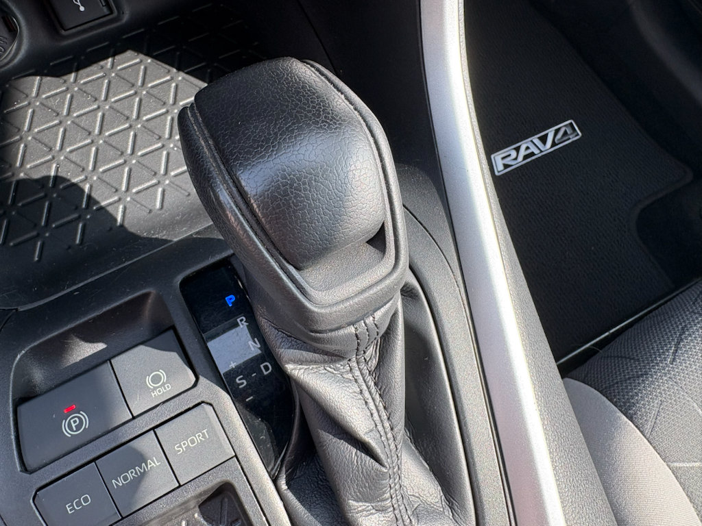 Used 2020 Toyota RAV4 XLE w/ Convenience Package FWD image 21