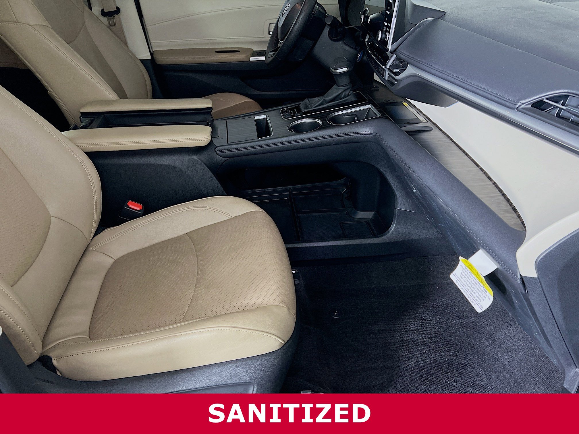 Used 2023 Toyota Sienna Limited image 24