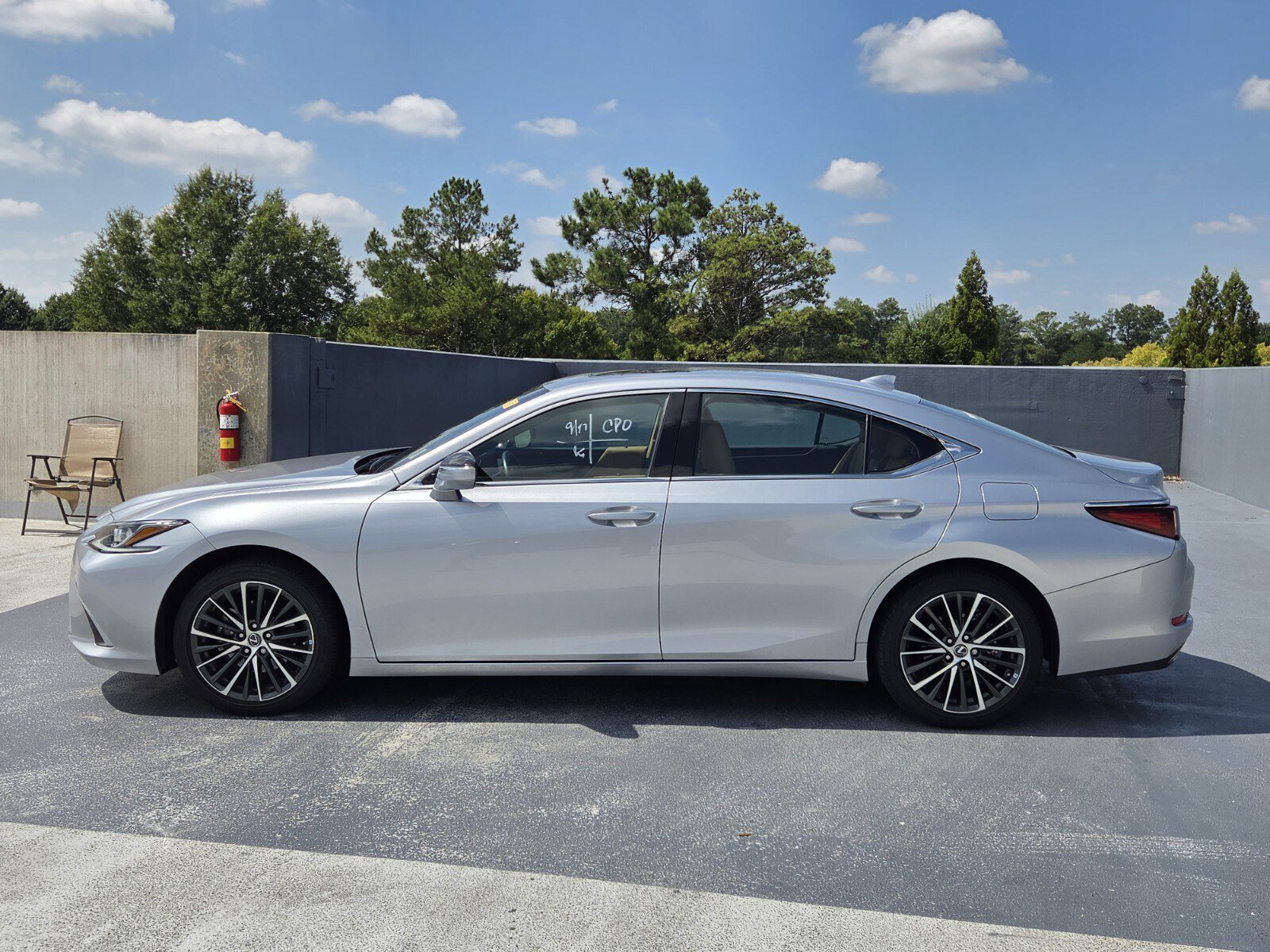 Used 2025 Lexus ES 350 w/ Premium Package FWD image 2