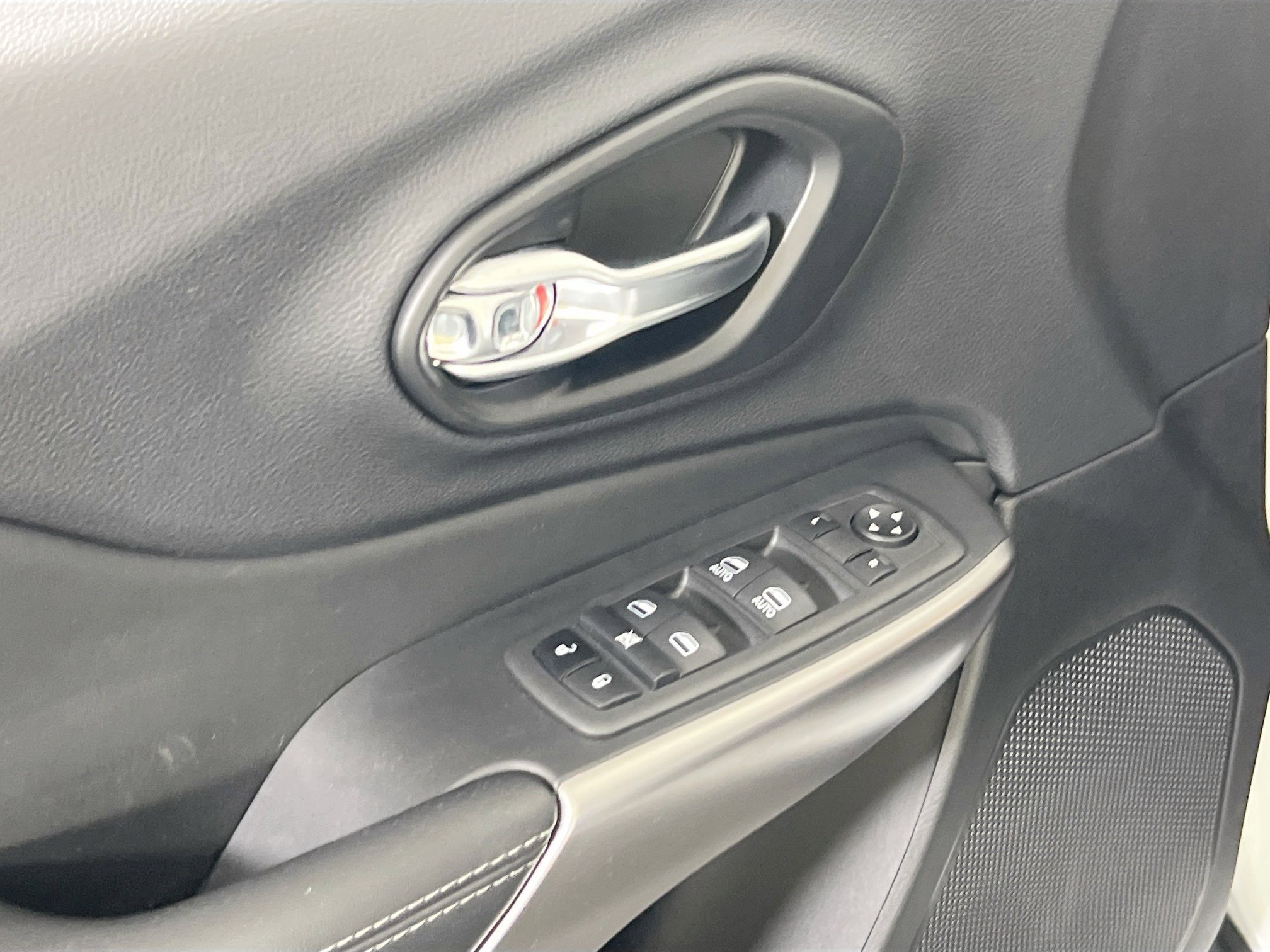 Used 2022 Jeep Cherokee Latitude Lux w/ Mopar Interior Package image 17