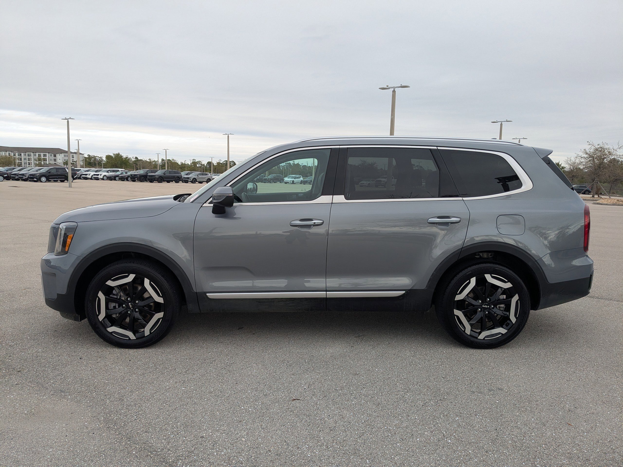 Used 2025 Kia Telluride S image 8