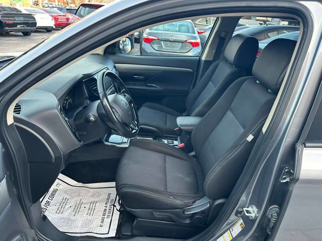 Used 2017 Mitsubishi Outlander SE image 10