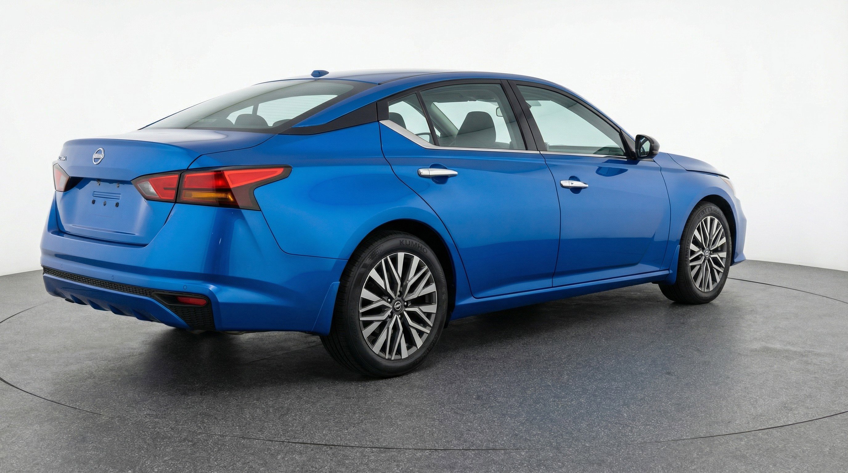 Used 2025 Nissan Altima 2.5 SV image 9