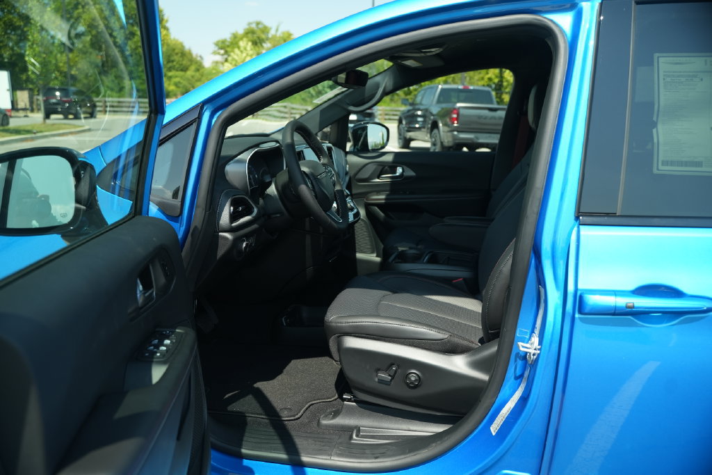 New 2027 Chrysler Pacifica Select FWD image 10