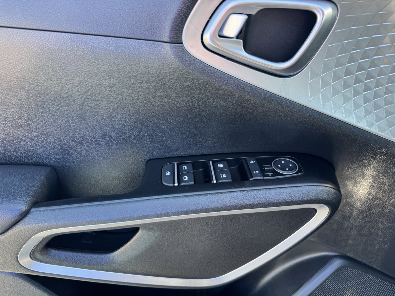 Used 2024 Kia Soul LX w/ Option Group 015 FWD image 16