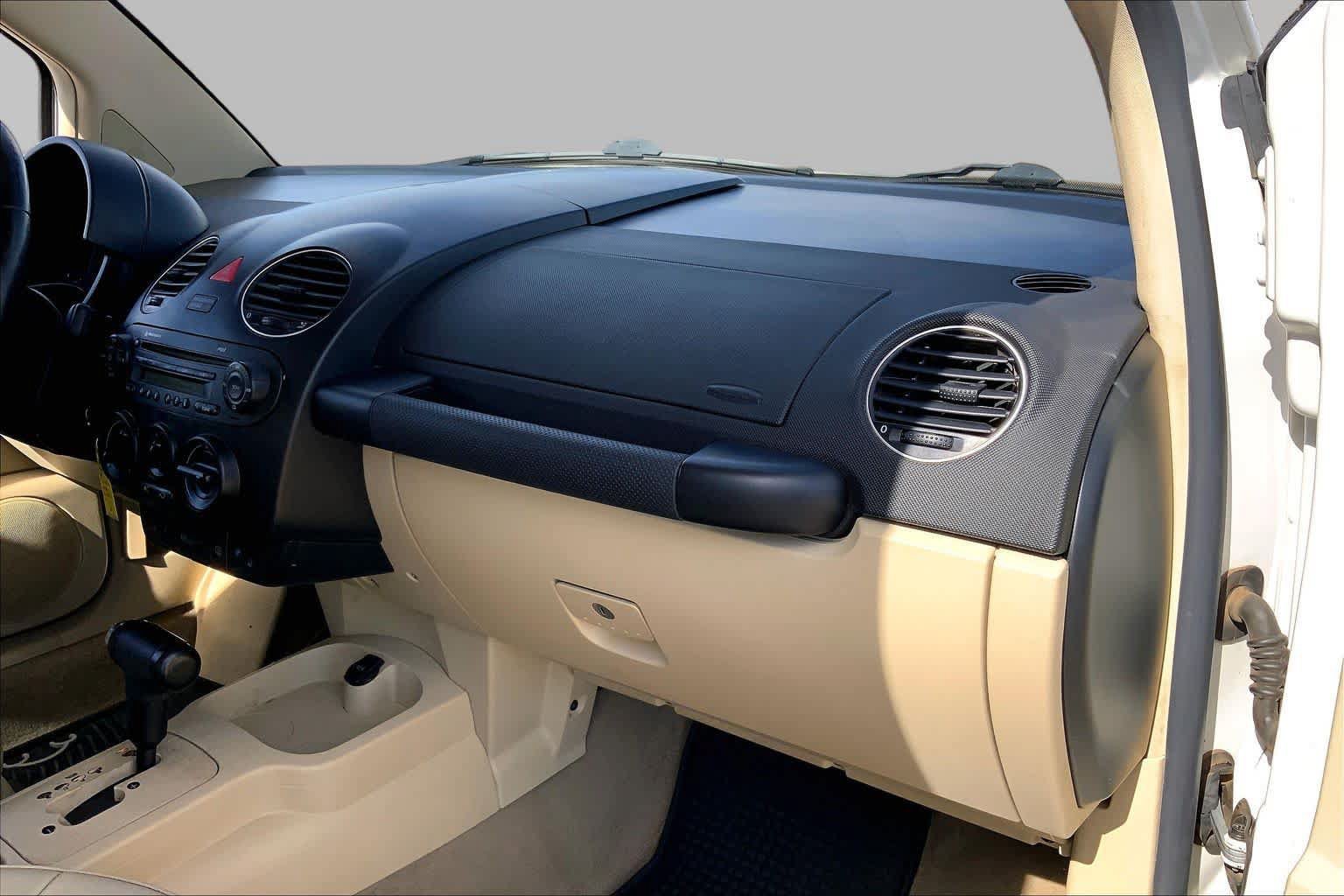 Used 2010 Volkswagen Beetle Coupe FWD image 17