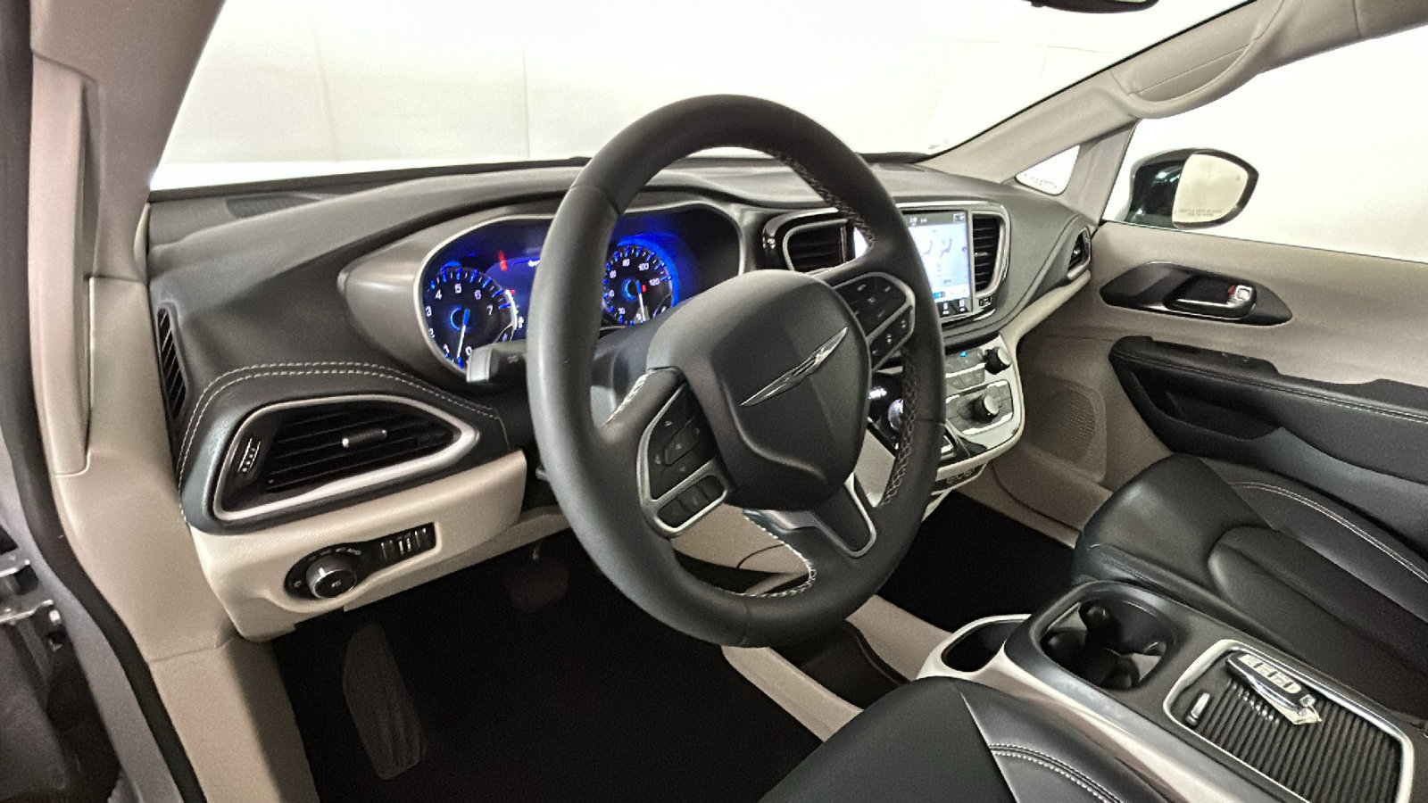 Used 2024 Chrysler Pacifica Touring-L AWD/4WD image 16