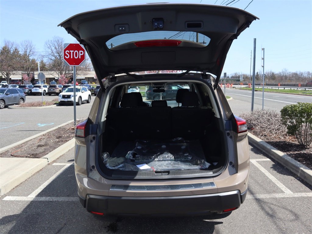 Certified 2025 Nissan Rogue SV image 27