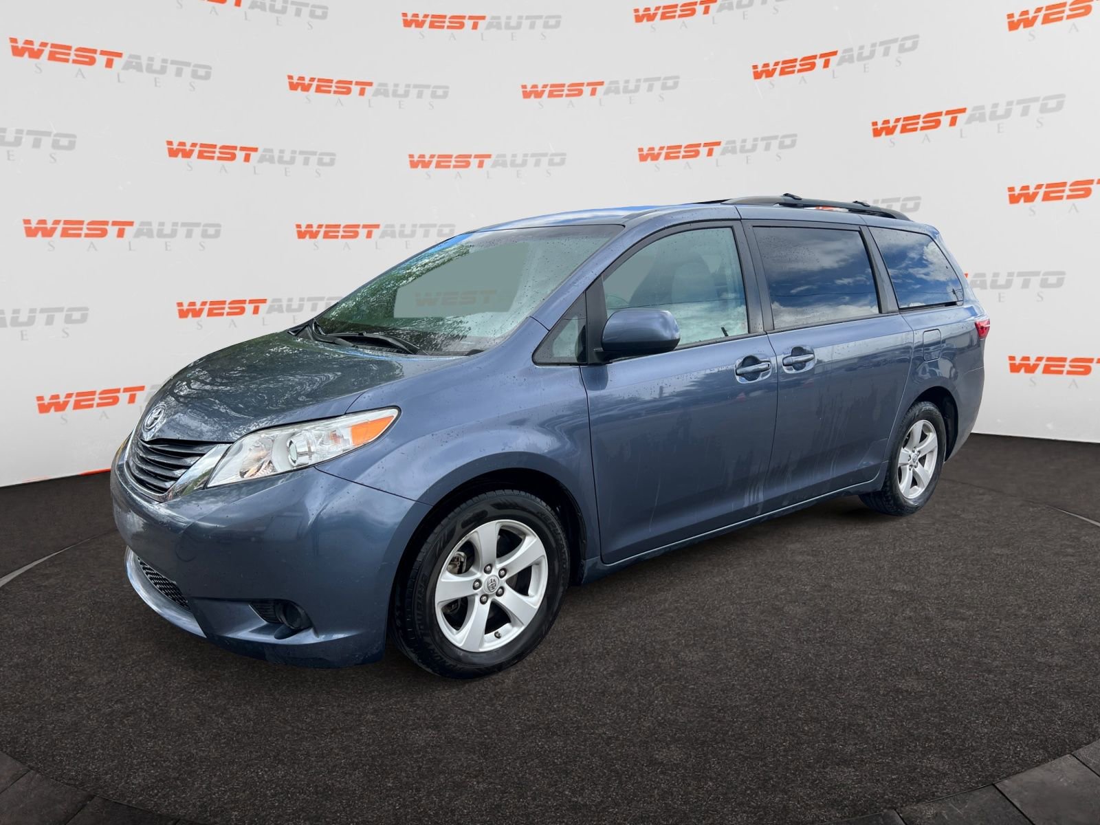 Used 2017 Toyota Sienna LE FWD image 1