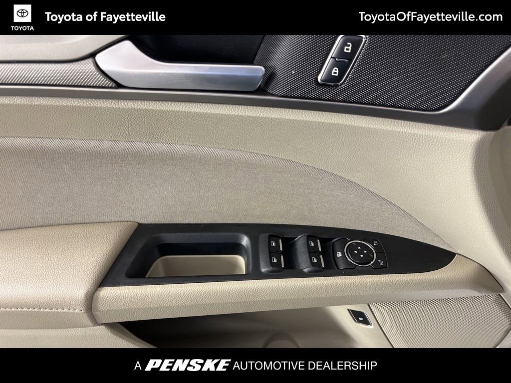 Used 2018 Ford Fusion SE image 25