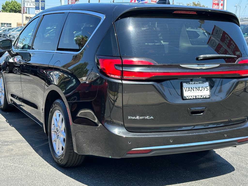 Used 2023 Chrysler Pacifica Touring-L FWD image 4
