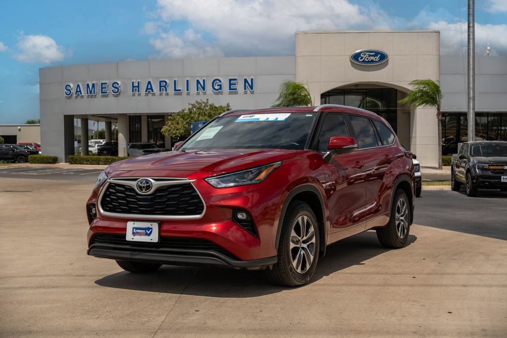 Used 2023 Toyota Highlander XLE FWD image 1