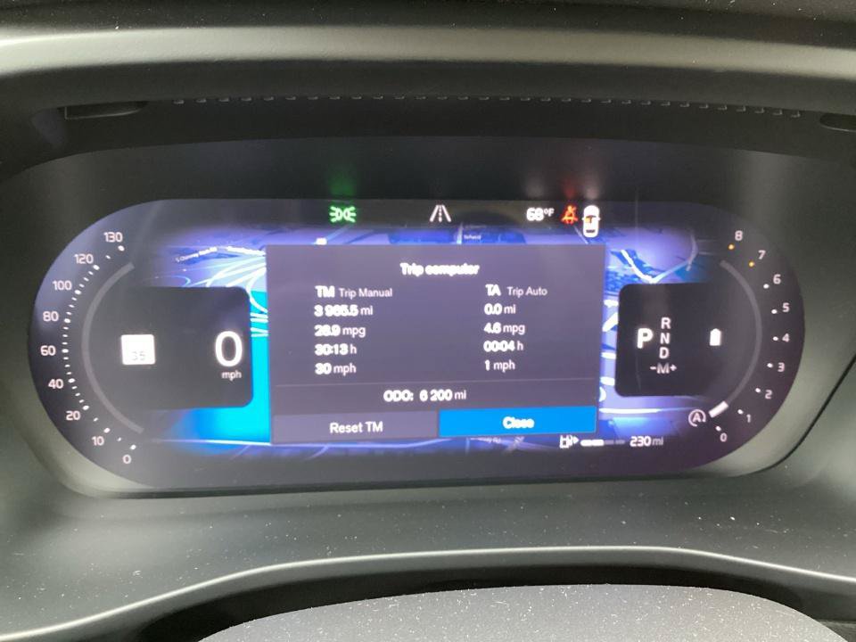 Certified 2025 Volvo XC40 B5 Plus AWD/4WD image 14
