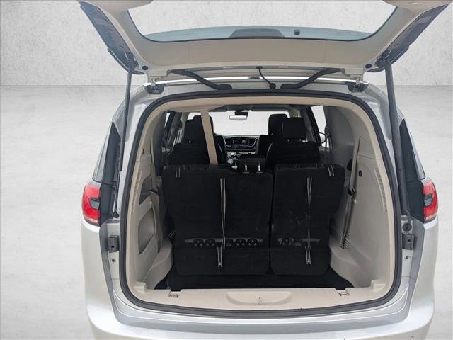 Used 2024 Chrysler Pacifica Touring-L FWD image 7