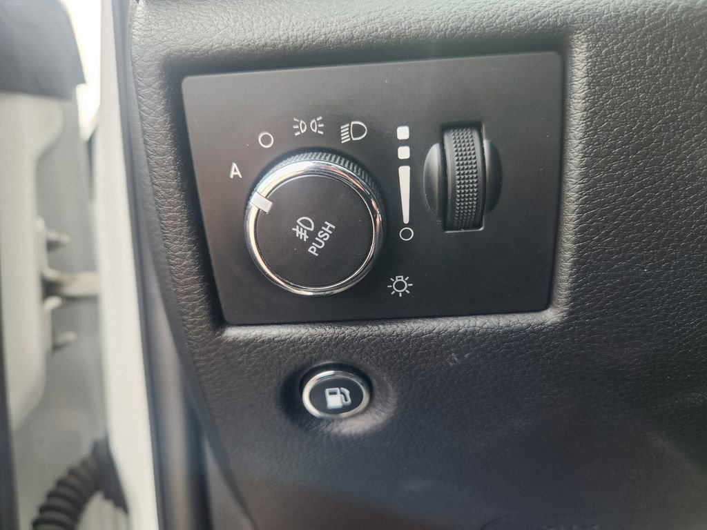 Used 2019 Jeep Grand Cherokee Altitude image 18