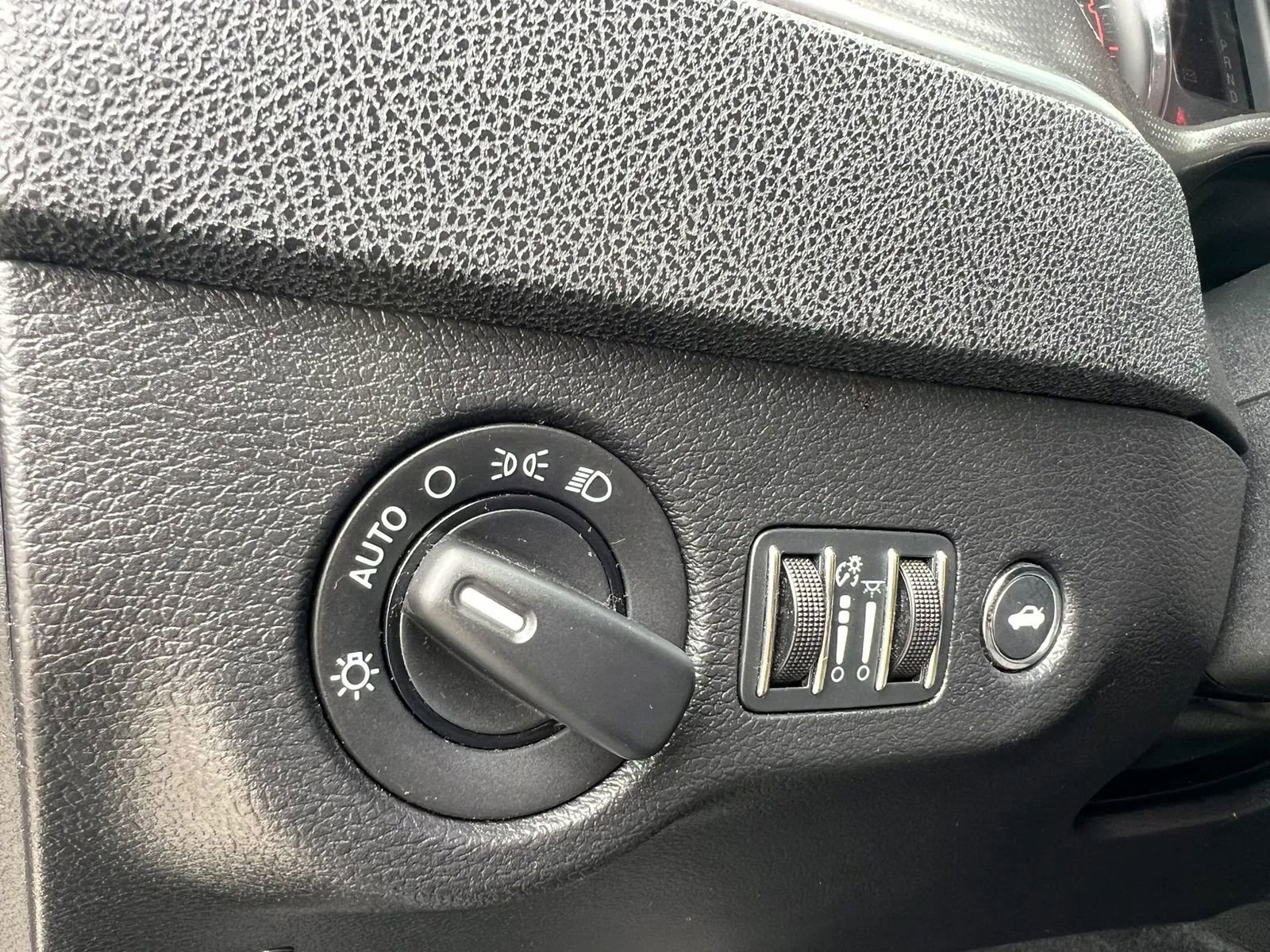 Used 2012 Dodge Charger SE RWD image 23