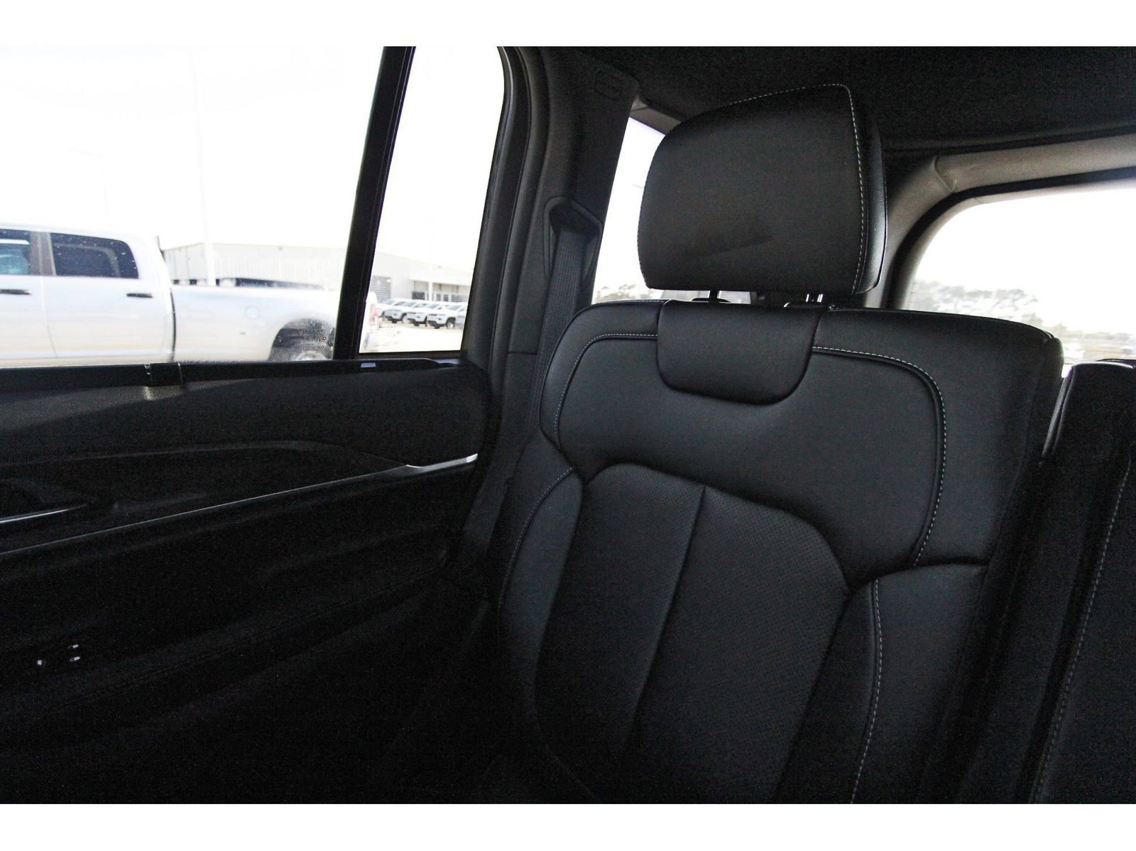 Used 2025 Jeep Grand Cherokee Limited w/ Luxury Tech Group II RWD image 14