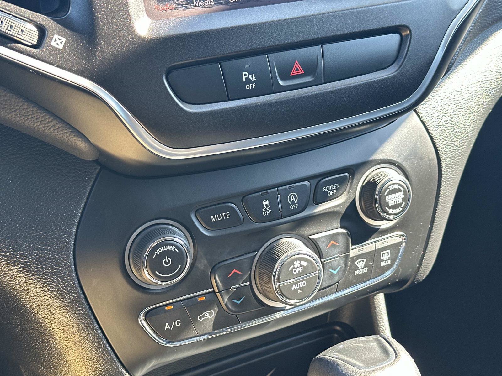 Used 2019 Jeep Cherokee Trailhawk w/ Cold Weather Group AWD/4WD image 29