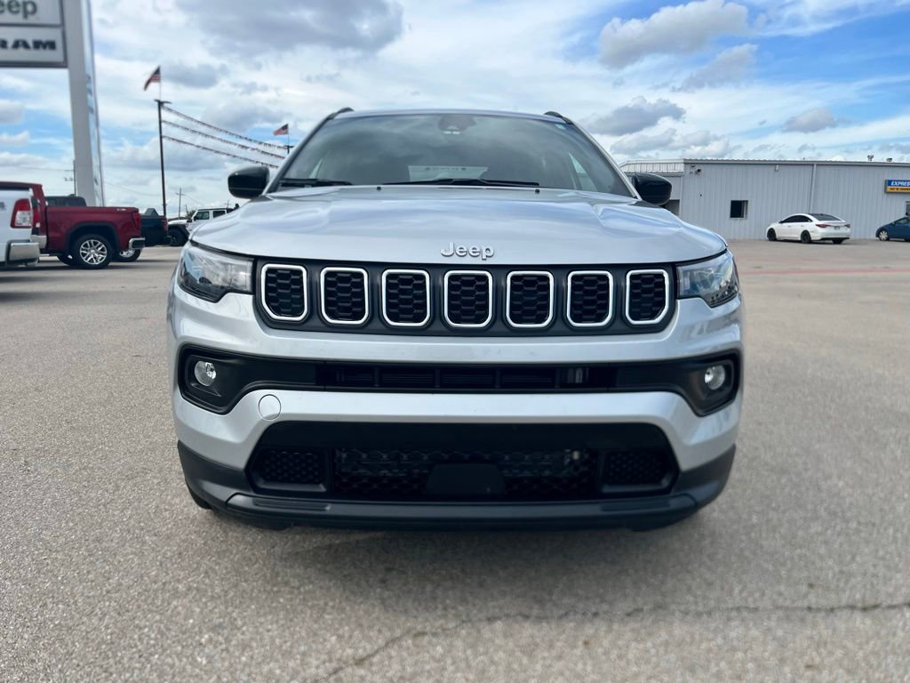 Used 2024 Jeep Compass Latitude AWD/4WD image 2