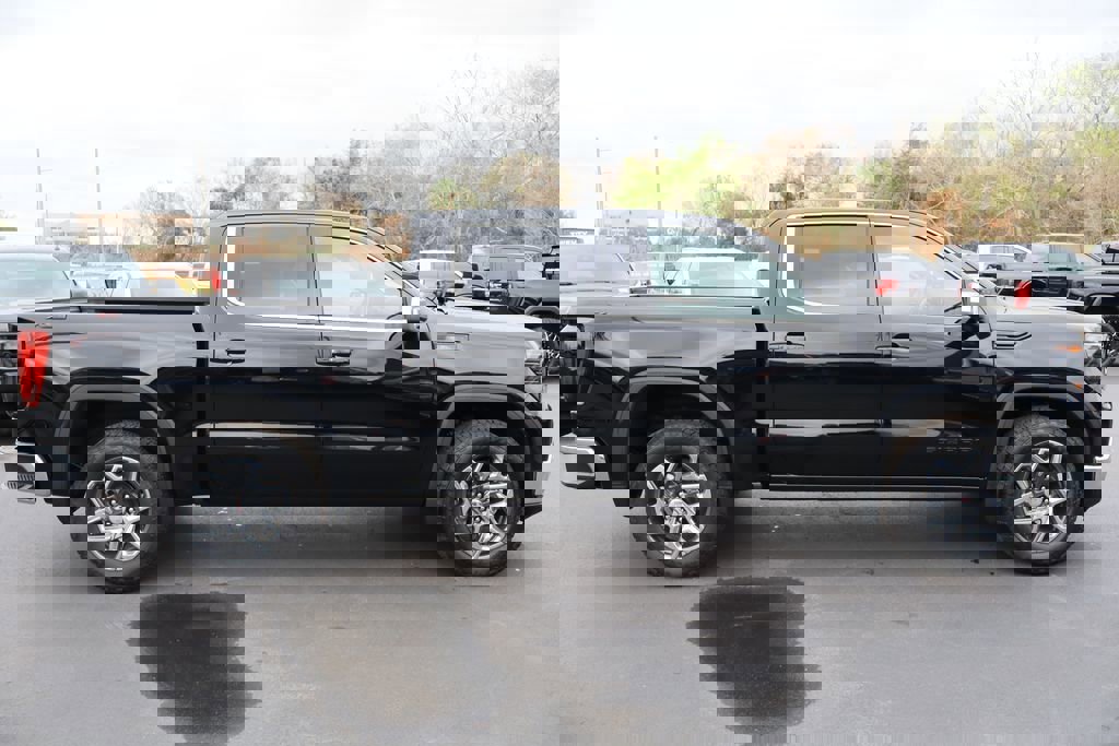New 2026 GMC Sierra 1500 SLE image 3