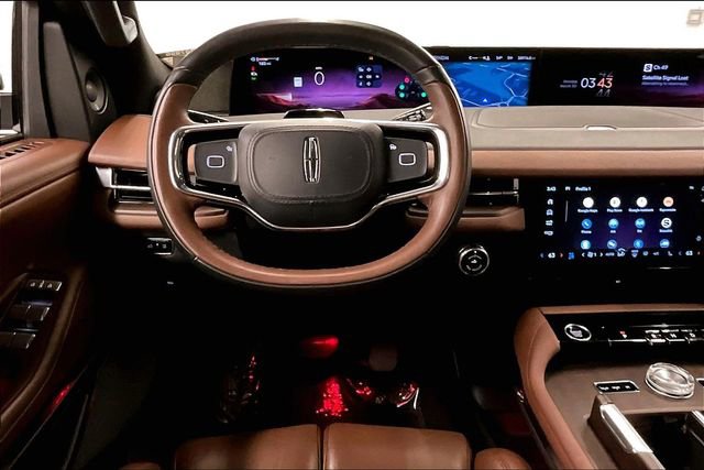 Used 2025 Lincoln Navigator Reserve image 6