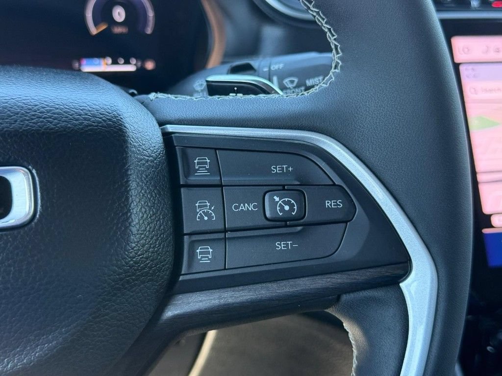 Used 2023 Jeep Grand Cherokee L Limited AWD/4WD image 17
