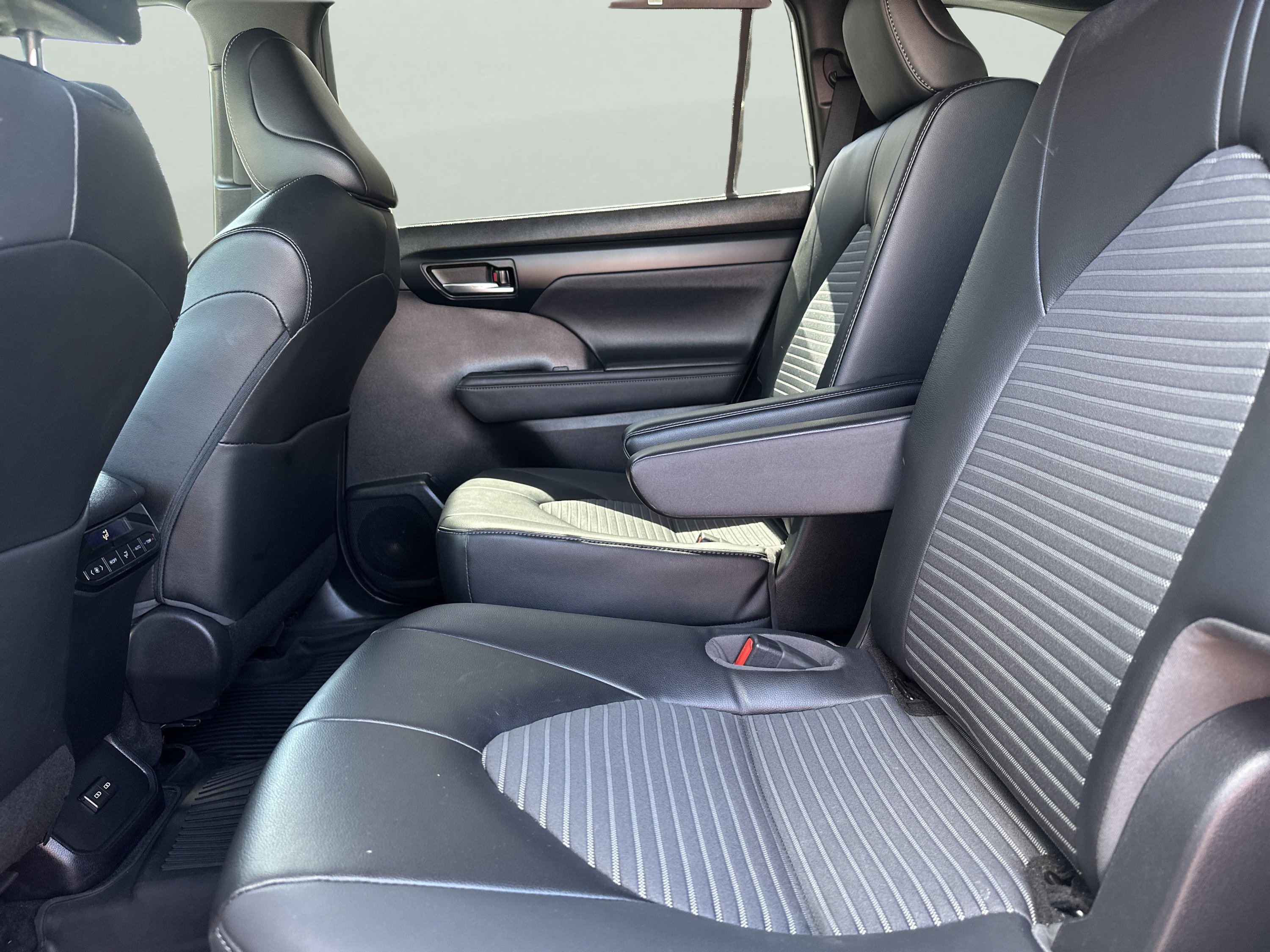 Used 2022 Toyota Highlander XSE image 11