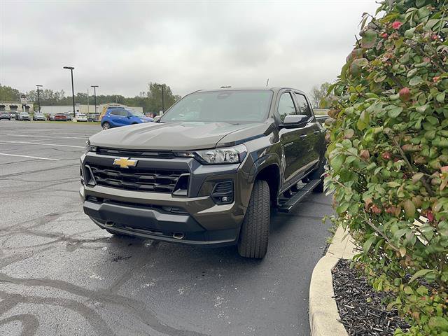 Used 2024 Chevrolet Colorado LT w/ LT Convenience Package II AWD/4WD image 3