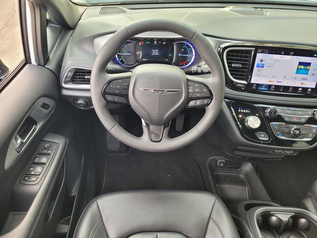 Used 2024 Chrysler Pacifica Select image 11